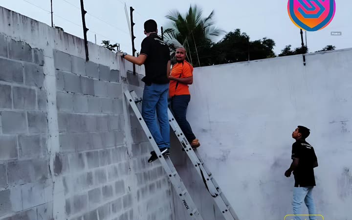 Cerco eléctrico instalado sobre un muro