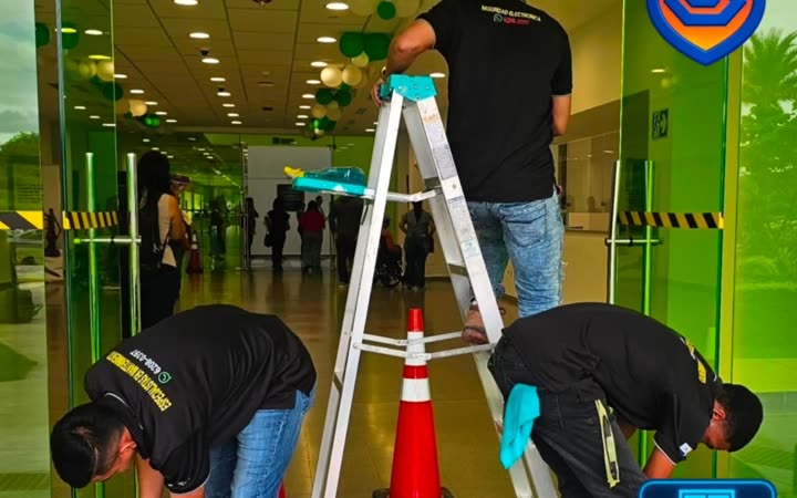 Técnico de SIMRO haciendo mantenimiento